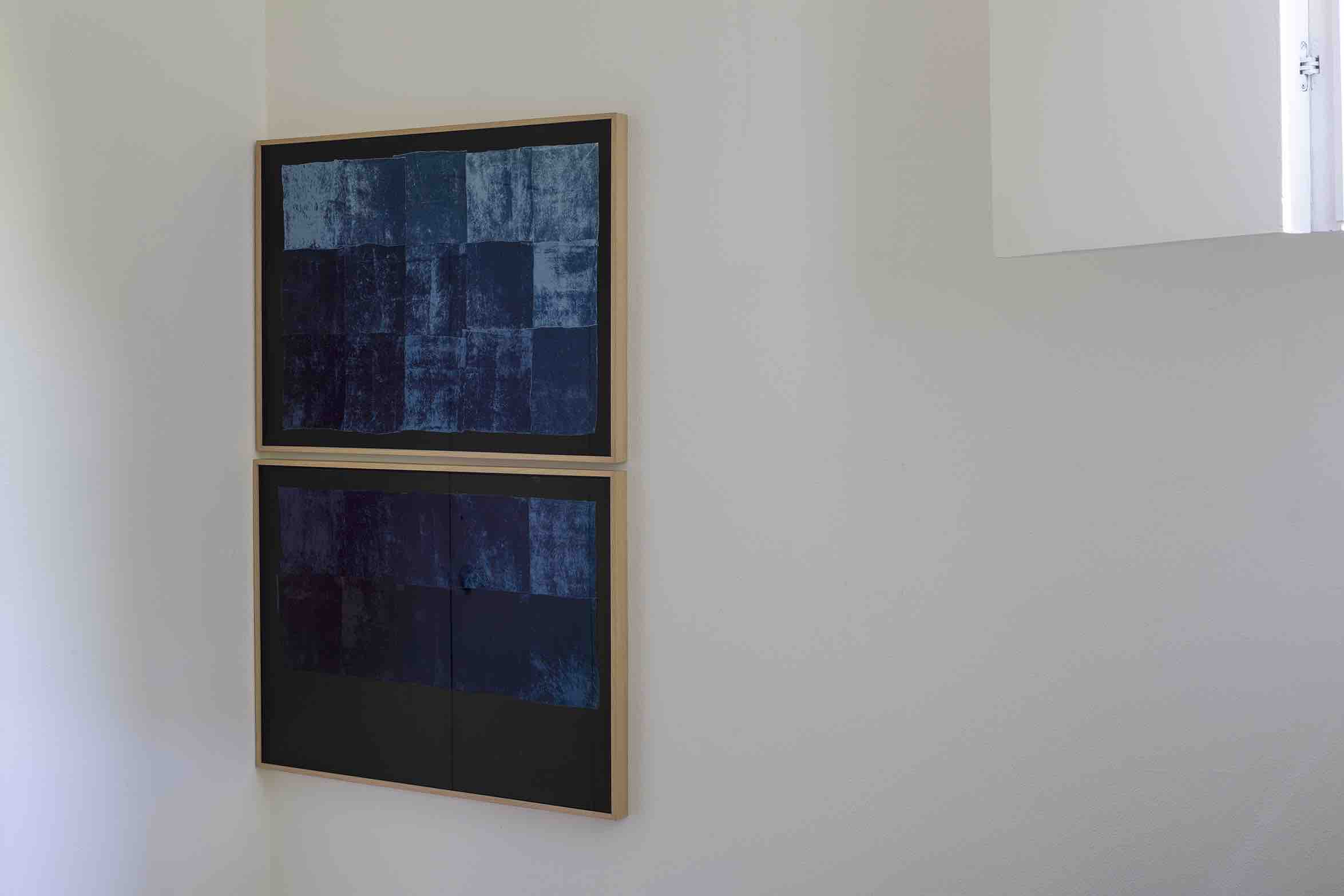 Yto Barrada, Practice Pieces (Color Charts), 2019, en “Double Skin”, imagen de la instalación en Casa Luis Barragán (Cuarto de invitados blanco), Ciudad de México, 2019. Cortesía de la artista, PACE, Steir-Semler Gallery, Galerie Polaris y Estancia FEMSA - Casa Luis Barragán. Fotografía: Ramiro Chaves.