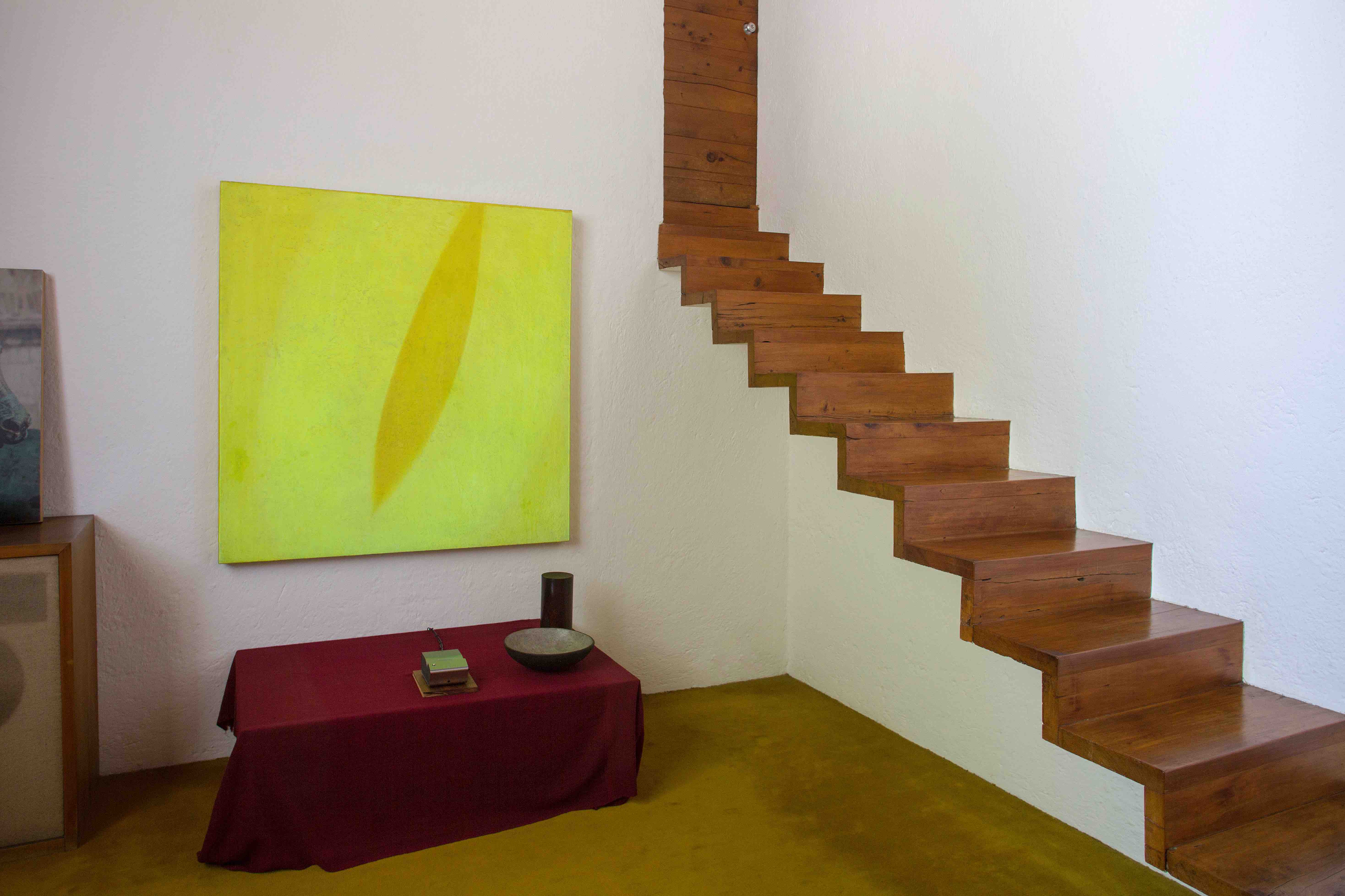 Yto Barrada, Horsehair, Confetti and Rice [video], 2019, en “Double Skin”, imagen de la instalación en Casa Luis Barragán (Biblioteca), Ciudad de México, 2019. Cortesía de la artista, PACE, Steir-Semler Gallery, Galerie Polaris y Estancia FEMSA - Casa Luis Barragán. Fotografía: Ramiro Chaves.