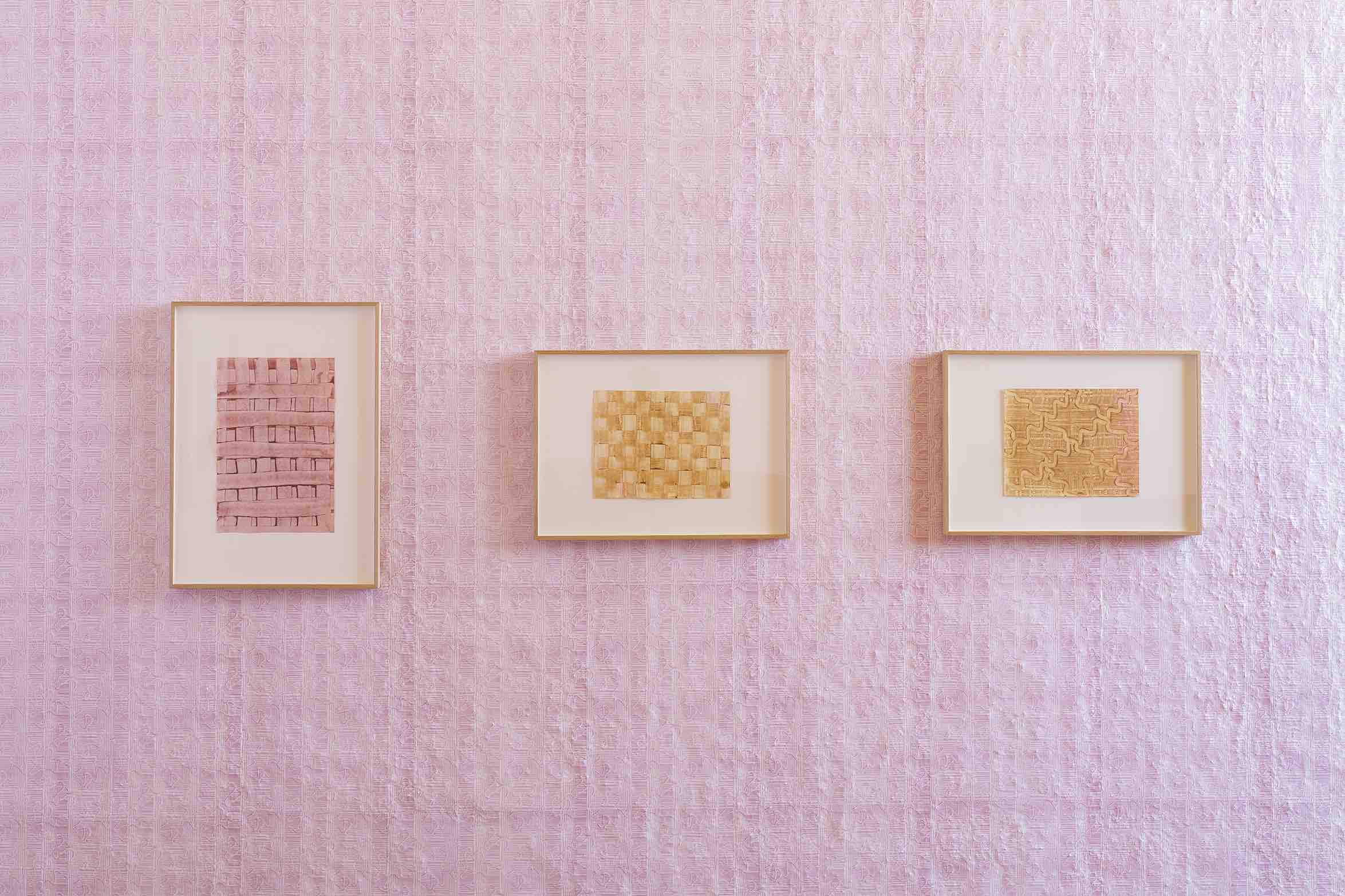 Yto Barrada, Paste Papers [papel tapiz y enmarcados], 2019, en “Double Skin”, imagen de la instalación en Casa Luis Barragán (Estudio), Ciudad de México, 2019. Cortesía de la artista, PACE, Steir-Semler Gallery, Galerie Polaris y Estancia FEMSA - Casa Luis Barragán. Fotografía: Ramiro Chaves.