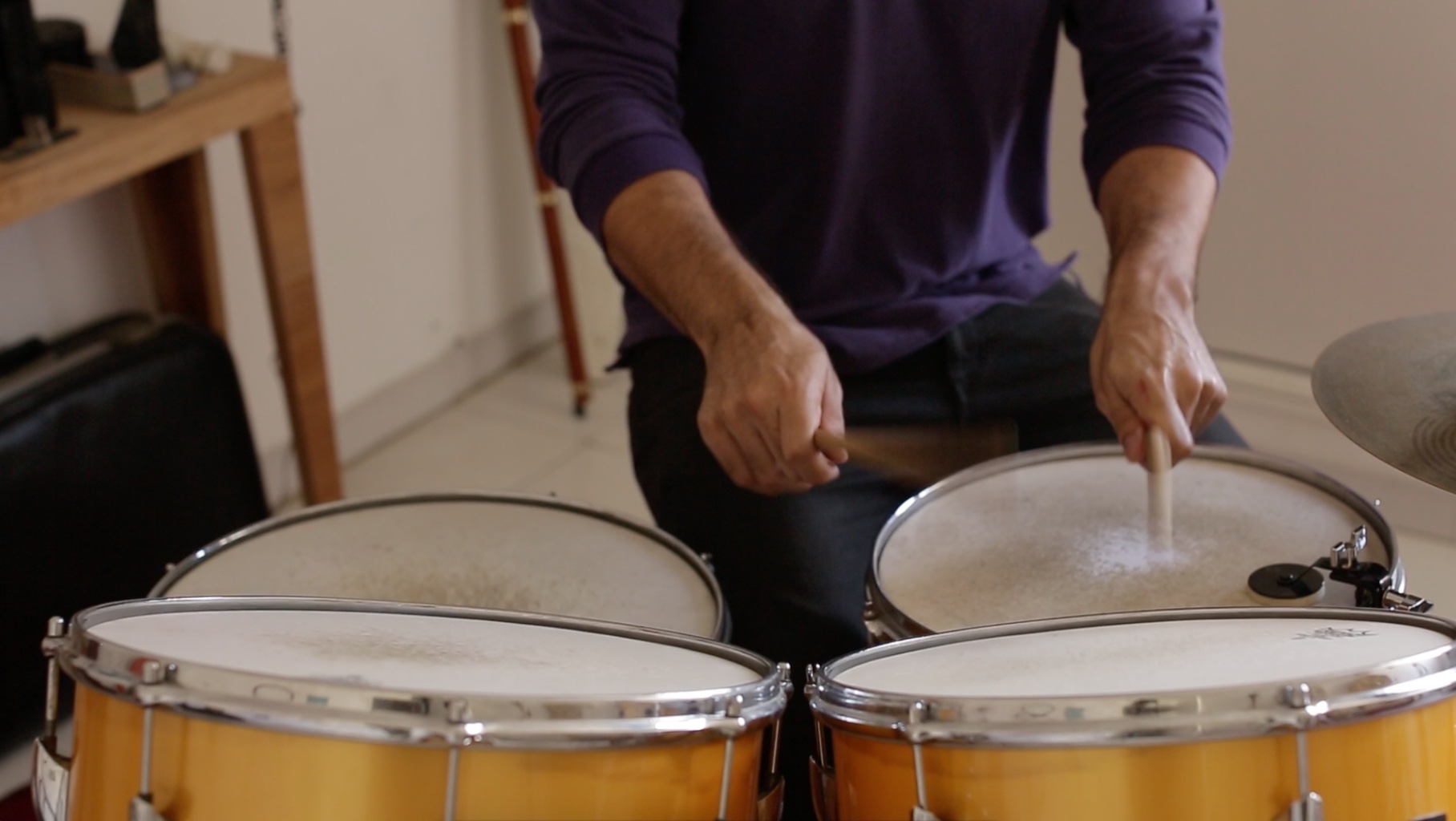 Armando Rosales tocando antes de venir a México, 2015. Cortesía del artista