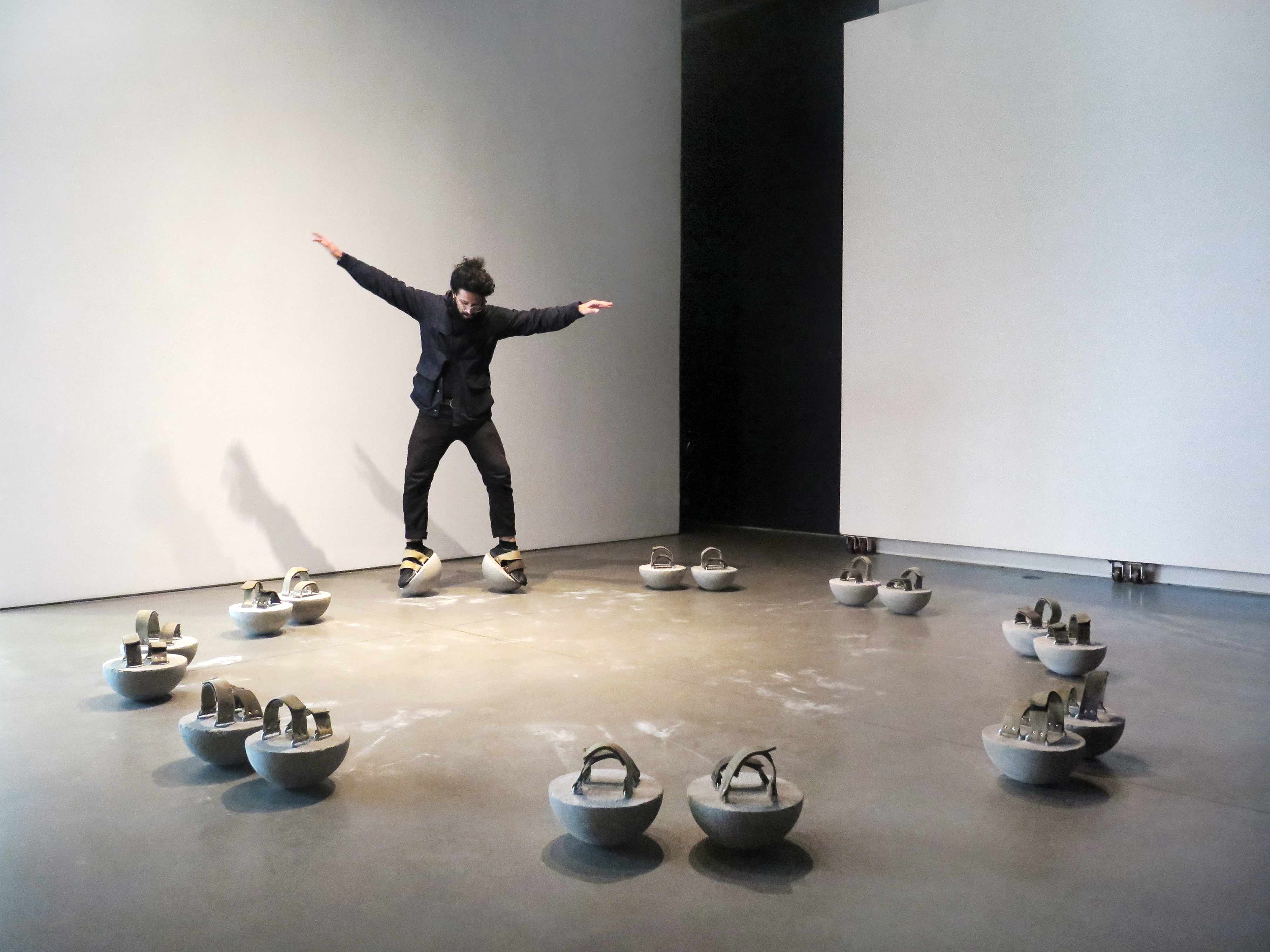 Armando Rosales con unas de sus piezas. Cortesía del artista