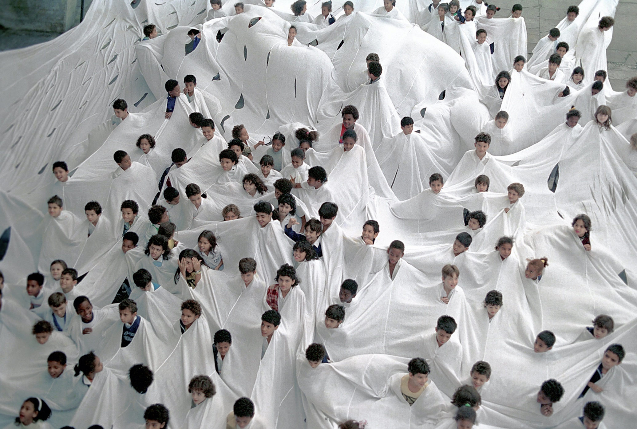 Lygia Pape, Divisor, 1968; performance en el Museu de Arte Moderna, Rio de Janeiro, 1990
Projeto Lygia Pape. Foto: Paula Pape. Recuperado de: nybooks.com