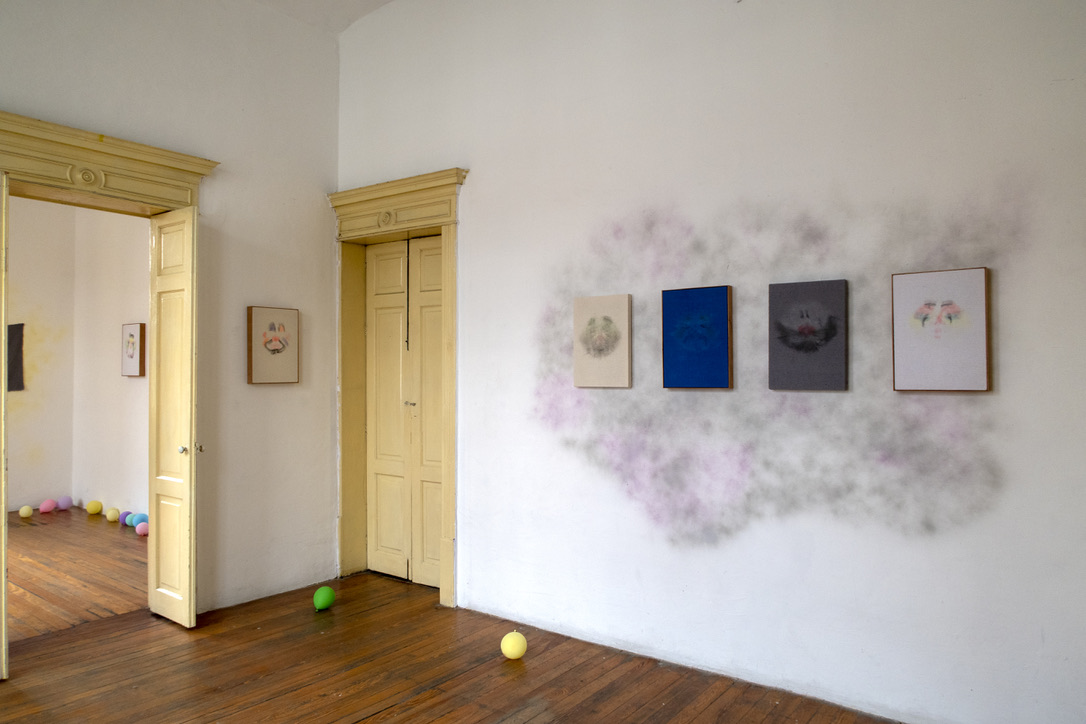 El fantasma de la identidad produce payasos | Sobre la exposición de Juan Caloca