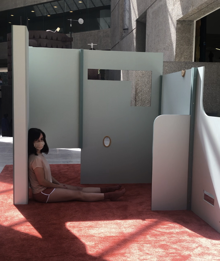 Melanie McLain, Peripersonal, 2020. Madera, alfombra, pintura, silicón, yeso, espuma de alta densidad, performance. Cortesía de la artista