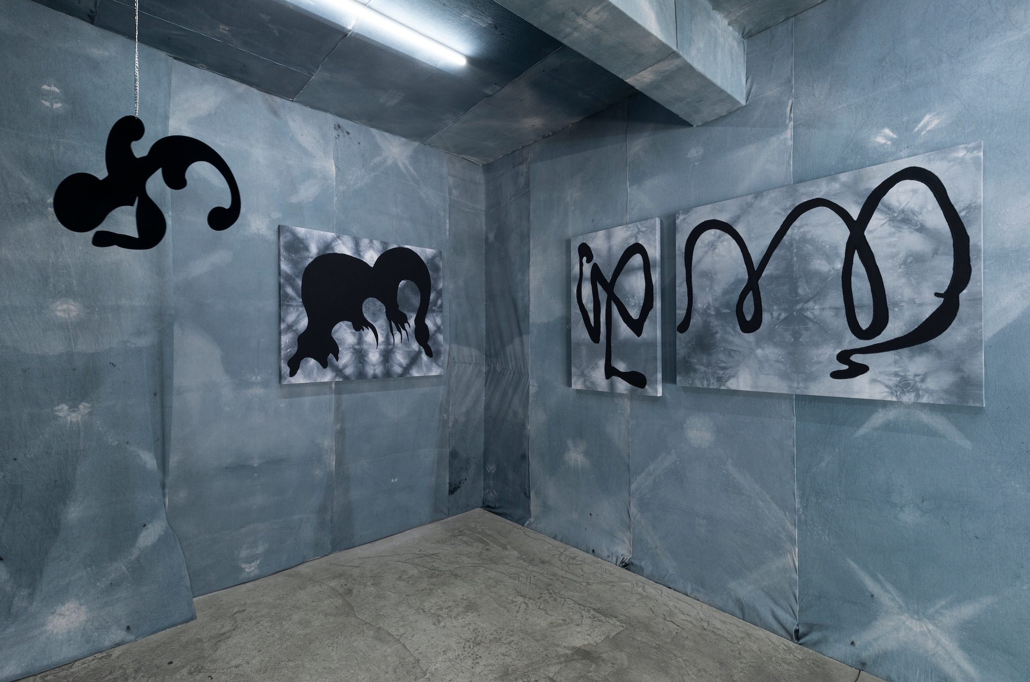 Vista de la exposición Que el día se convierta en noche, Milagros Rojas, Salón Silicón, 2021. Foto: Jordán Rodríguez. Cortesía de la artista y de Salón Silicón.