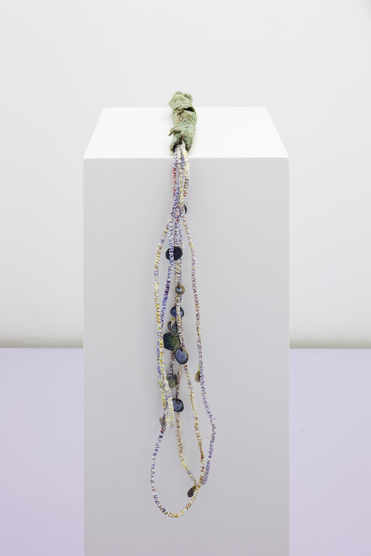 Isabel Nuño de Buen, Sin título, 2021. Cerámica, cuerdas hechas a mano, 120 X 4 cm. Foto: White Balance. Cortesía de Lulu
