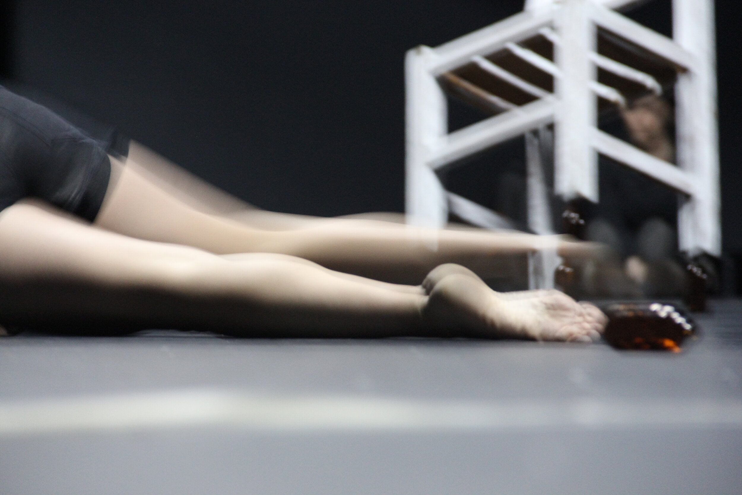 Bárbara Foulkes y Adriana Riquer, Sin Casa. Black Box, Cenart, Ciudad de México, 2012. Foto: Carlos Altamirando Allende. Cortesía de la artista