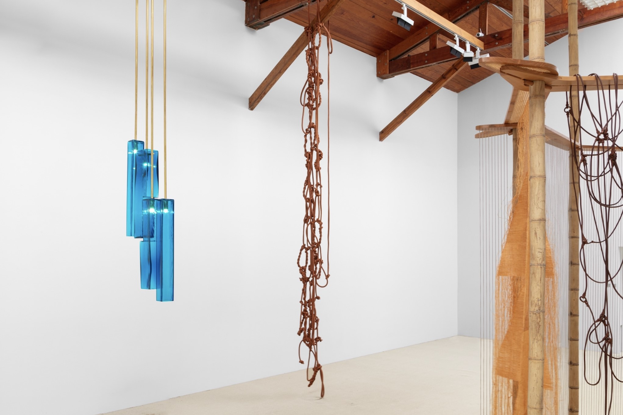 Leonor Antunes, « the homemaker and her domain, part III », kurimanzutto, 2022. Cortesía de kurimanzutto