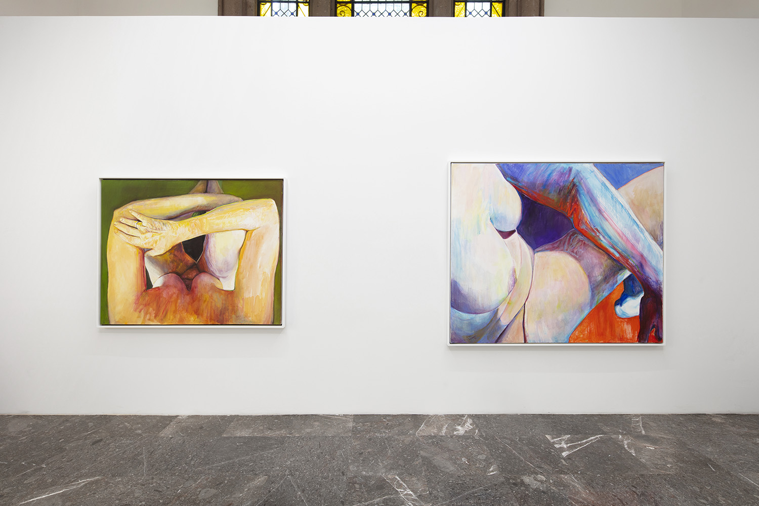 Vista de instalación. Recent Works, Joan Semmel. Izquierda: Vortex, 2020. Derecha: Red Floor, 2020. Cortesía de Morán Morán. Fotografía: White Balance MX.