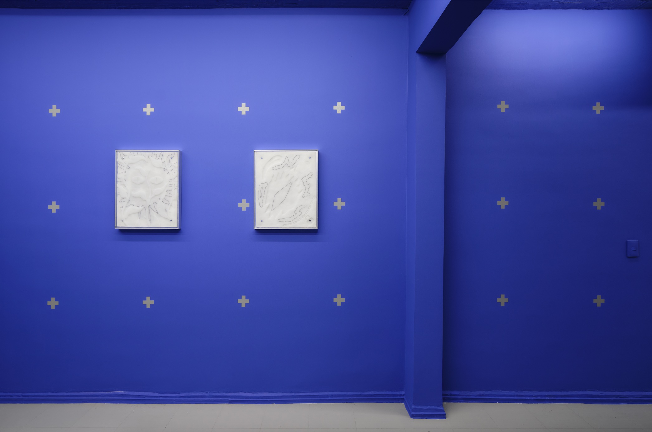 Exhibition view. From left to right: Silicone tracking mark: solar seaweed y Silicone tracking mark: phantom compass, 2023. Tattoo on platinum silicone and metal frame, 55 x 45 x 5 cm each. © Photo by Sergio López. Courtesy of the artist and Pequod Co.