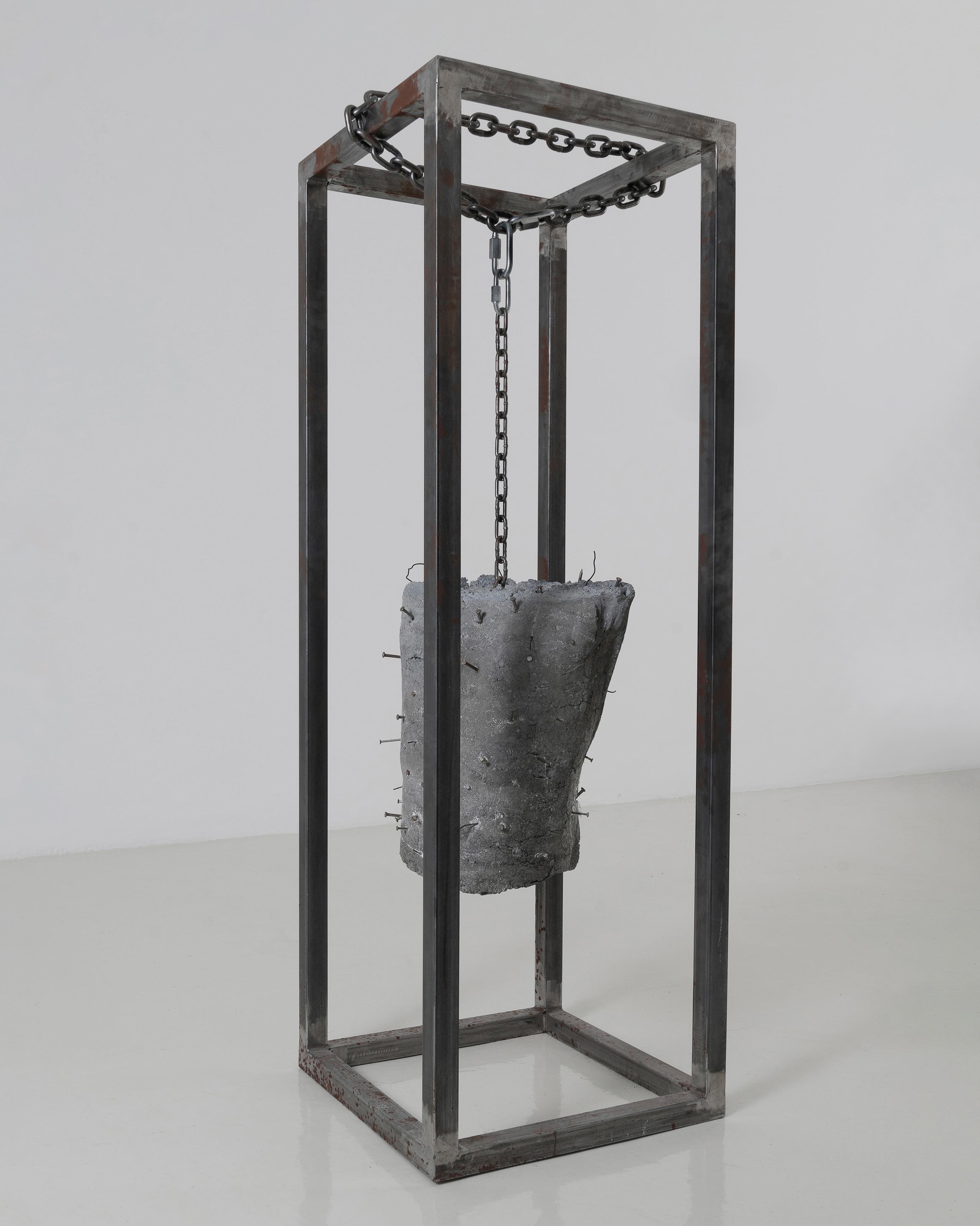 Gabriel O’Shea, “Cada uno llevará su propia carga”, 2022, concreto, clavos, cadena y armazón metálico. 150 x 50 x 50 cm. © Galería Hilario Galguera. Foto: José Rodríguez y Eduardo Rodríguez.