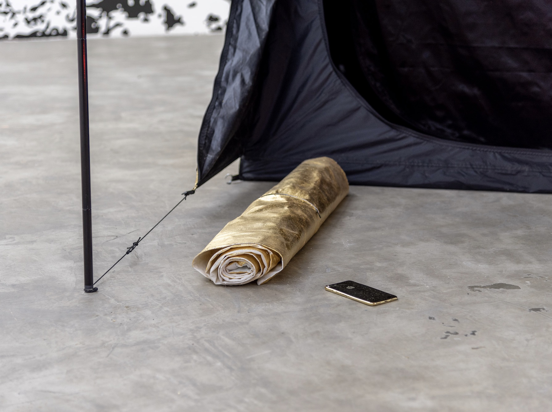 Exhibition view of ‘¿Cómo podría saber que este sería mi destino?’ by Raúl Rebolledo. Courtesy of Proyecto Caimán. Photo: Agustín Arce