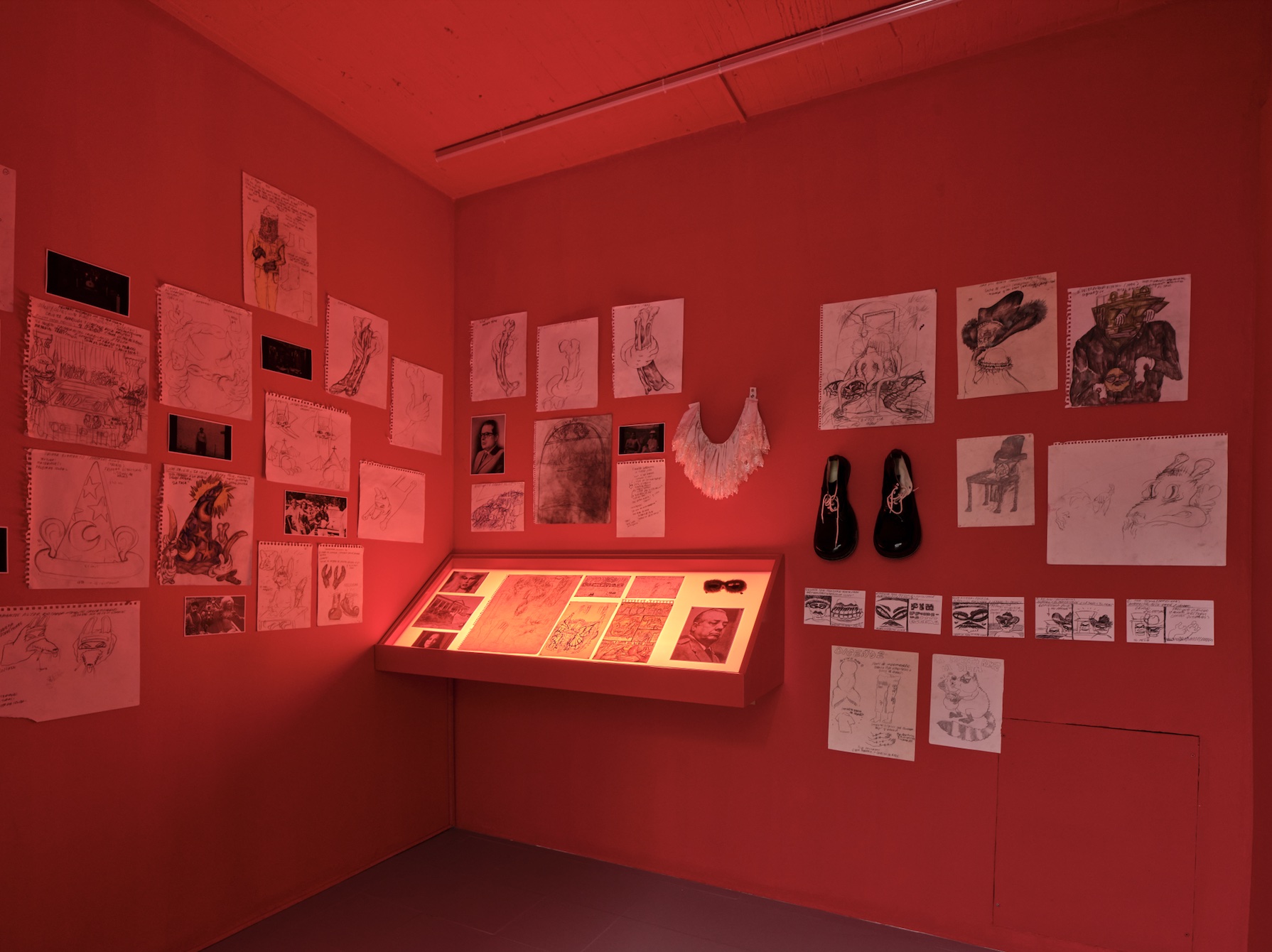 Vista de la exposición ‘Sombras nada más (espíritu Tv)’ de Paloma Contreras Lomas. Cortesía de Pequod Co. Fotografía: Sergio López