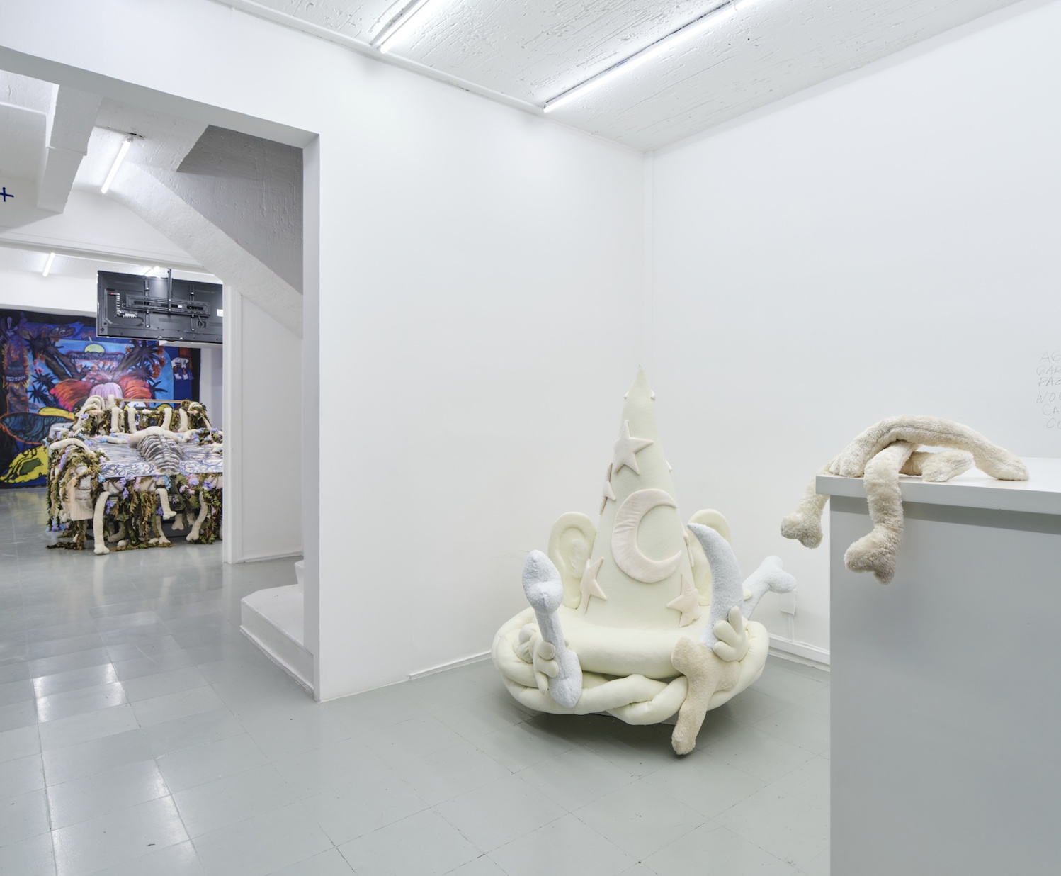 Vista de la exposición ‘Sombras nada más (espíritu Tv)’ de Paloma Contreras Lomas. Cortesía de Pequod Co. Fotografía: Sergio López