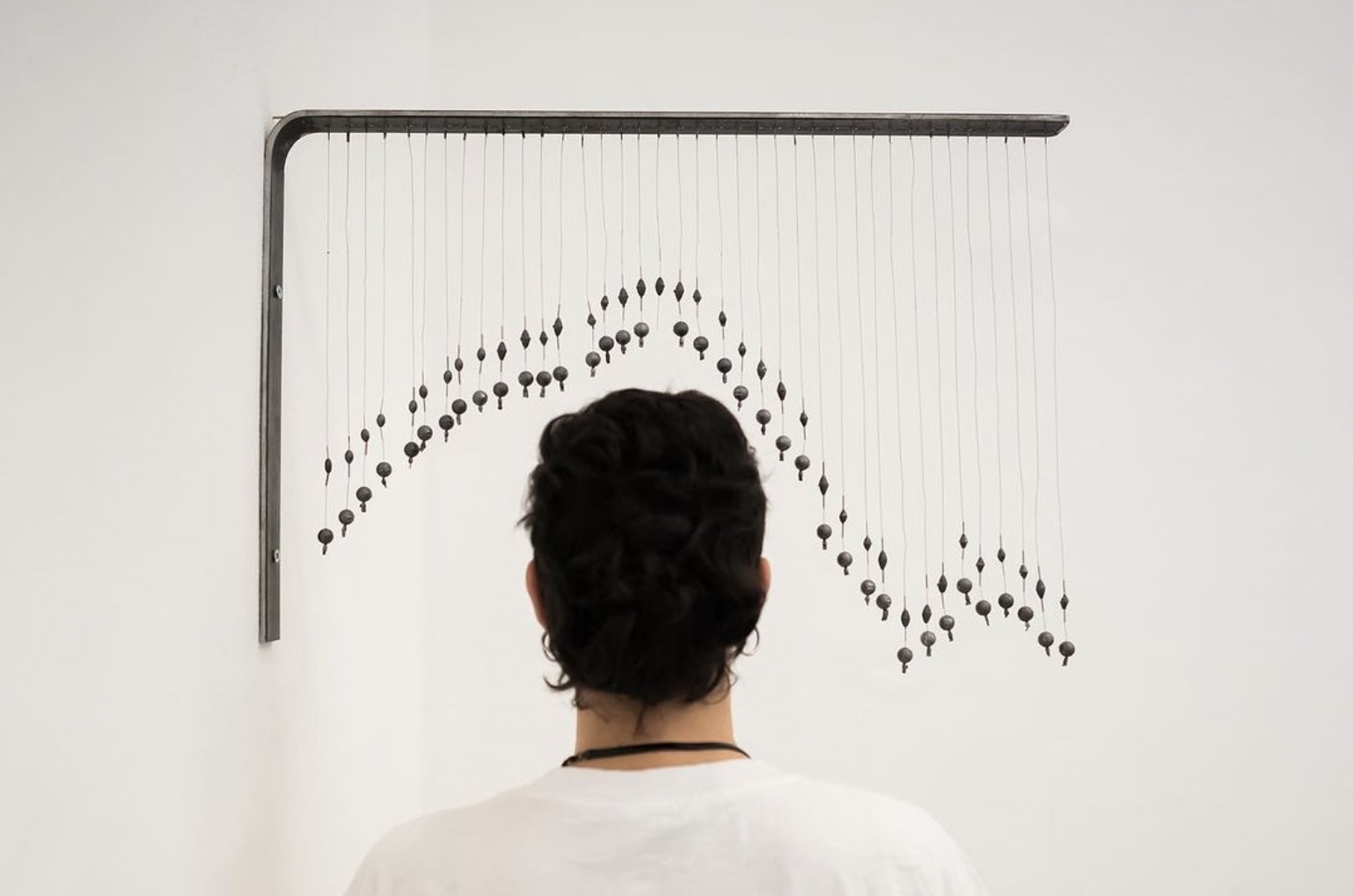 Vista de la exposición ‘Modos de un movimiento indeterminado’, Fernanda Barreto con acompañante curatorial Sandra Sánchez, Vernacular Institute. Foto: Dan San Vil