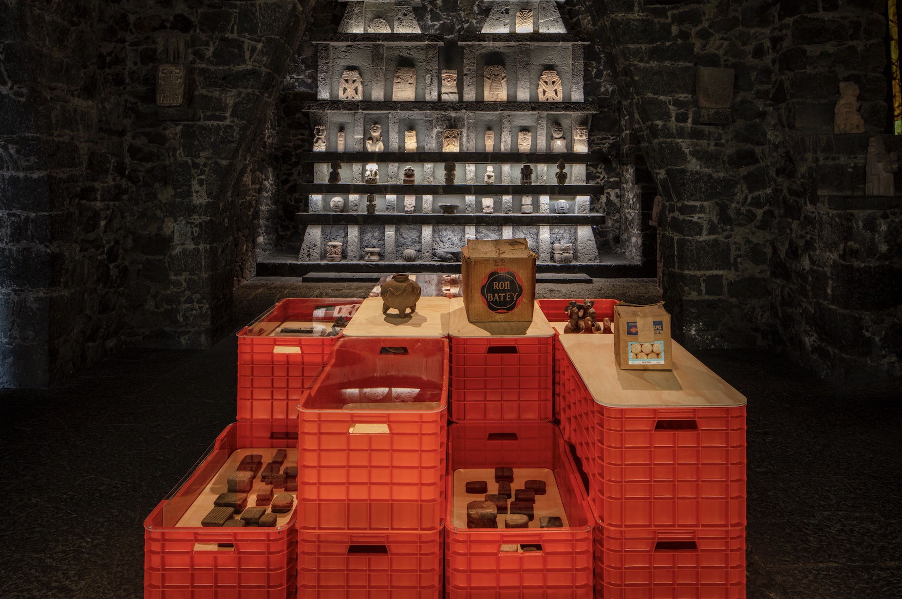 Exhibition view, ‘Dos incisivos’ by Ulrik López, Museo Anahuacalli. Photo: Ramiro Chaves