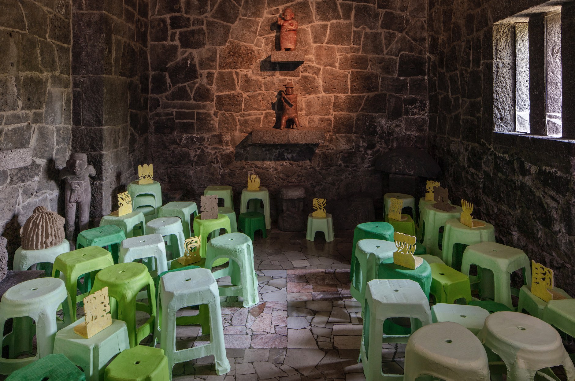 Exhibition view, ‘Dos incisivos’ by Ulrik López, Museo Anahuacalli. Photo: Ramiro Chaves