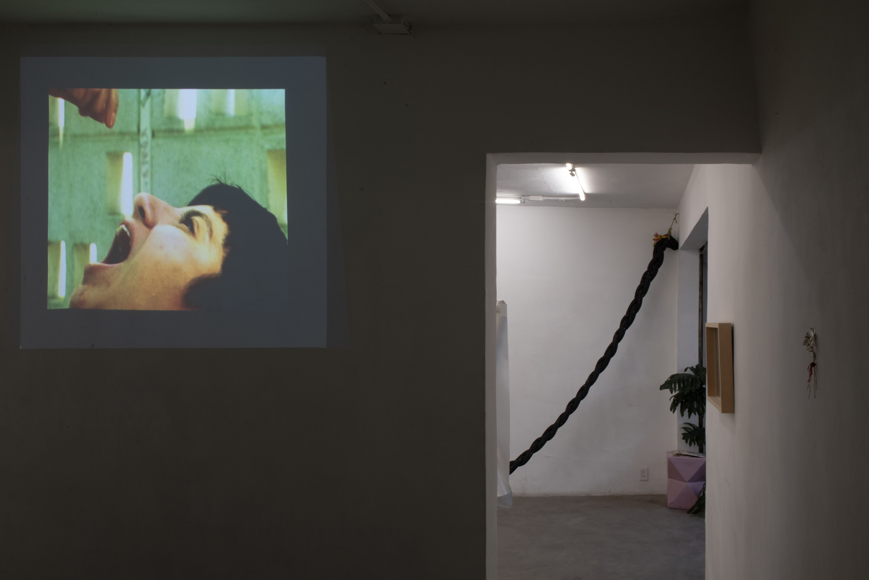 Vista de la exposición ‘kimcheenicuil’. Cortesía de CROMA