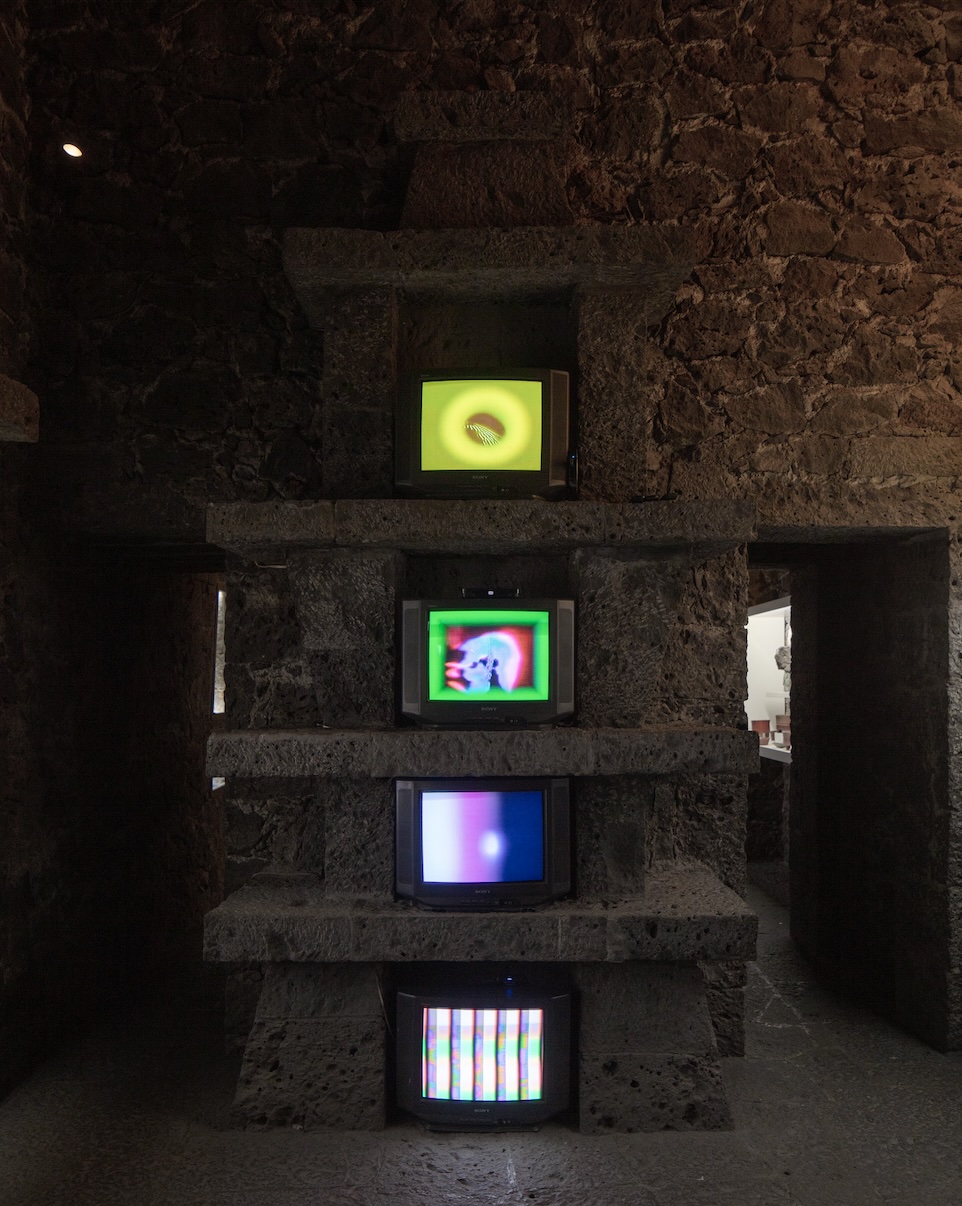 Transmolecularización by Miko Reversa for Carolina Fusilier, part of the exhibition “¿Cómo se escribe muerte al sur?”. Courtesy of Museo Anahuacalli. Photograph by Ramiro Chaves.