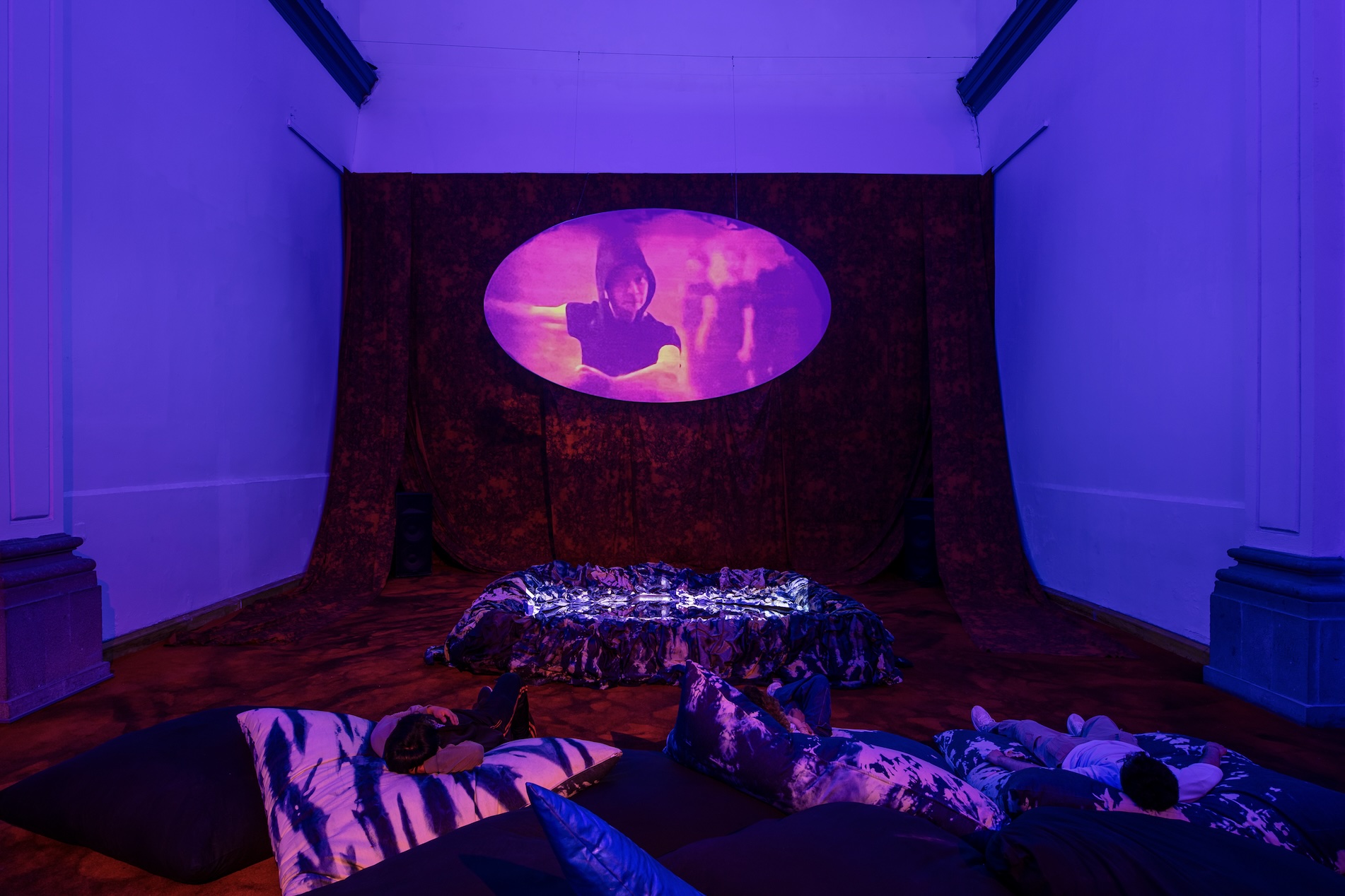 Korakrit Arunanondchai & Alex Gvojic, «Pray», installation view, Laboratorio de Arte Alameda. Photograph: Gerardo Landa. Courtesy of TONO. 