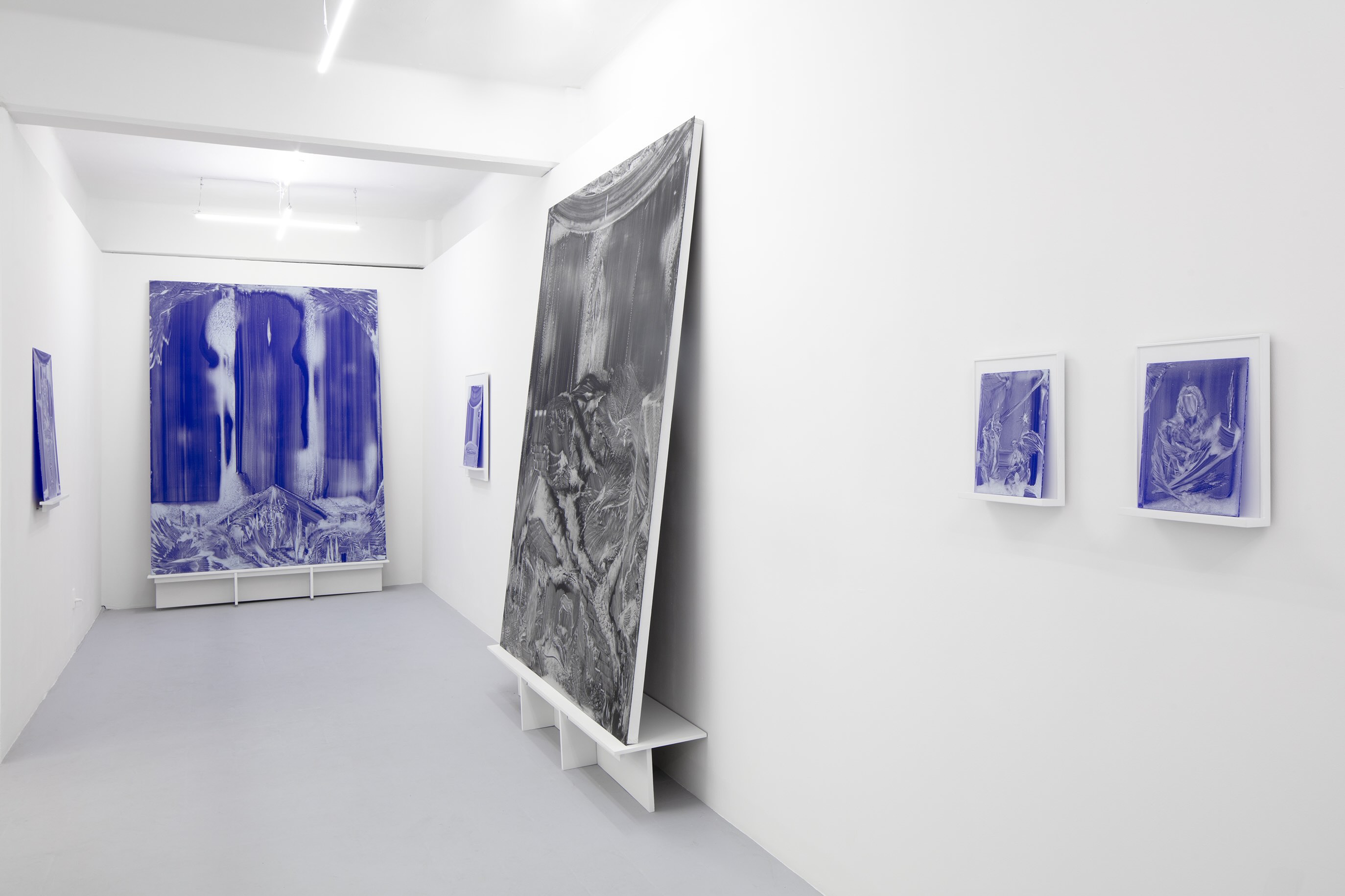 Vista de la exposición “Señora Lapislázuli” por César Rangel. Cortesía del artista y Galería Karen Huber. Fotografía: Ramiro Chaves