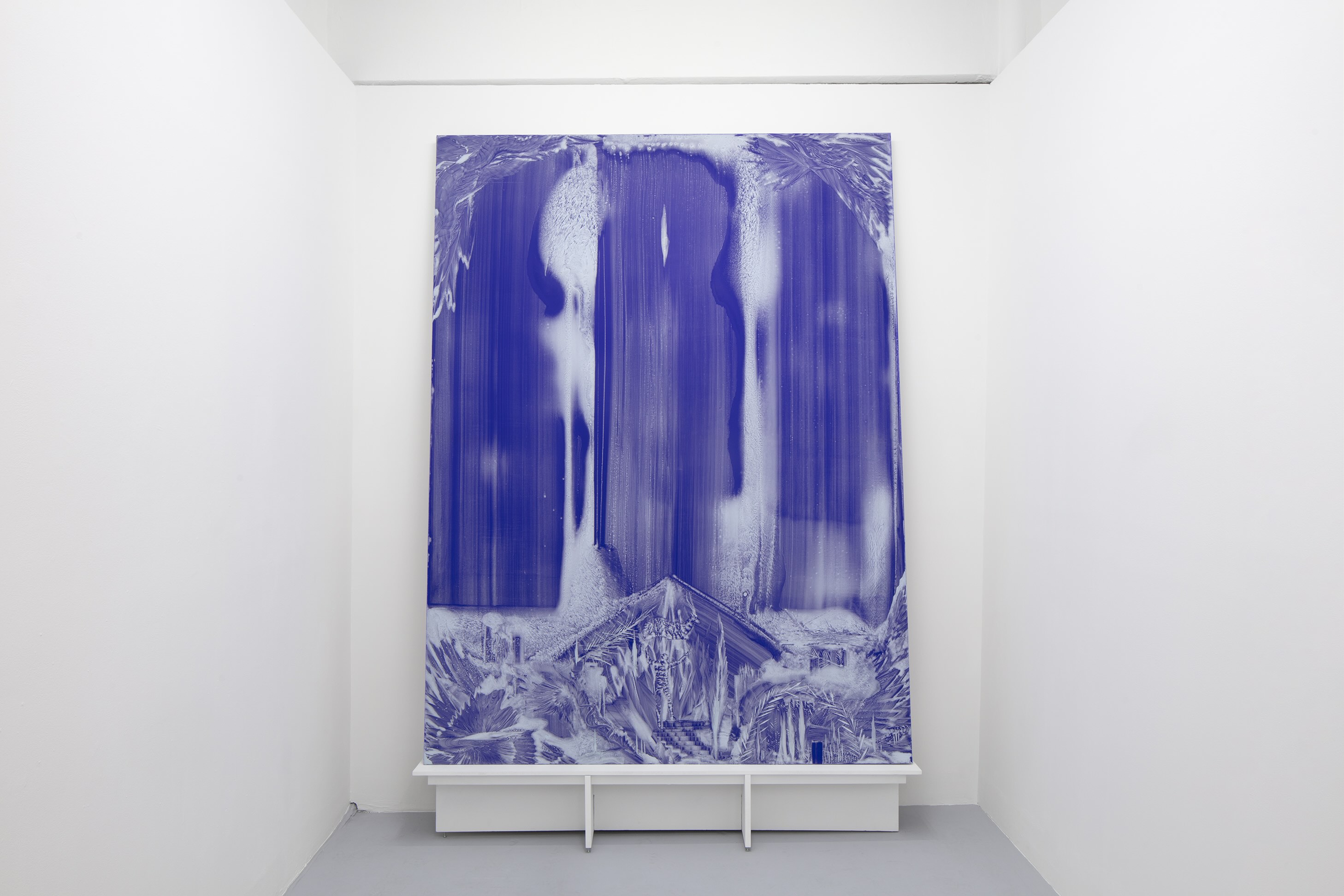 César Rangel, Señora Lapislázuli 3, 2025, Agua, baba de nopal y lija sobre plexiglas azul, 247 x 185 cm. Cortesía del artista y Galería Karen Huber. Fotografía: Ramiro Chaves