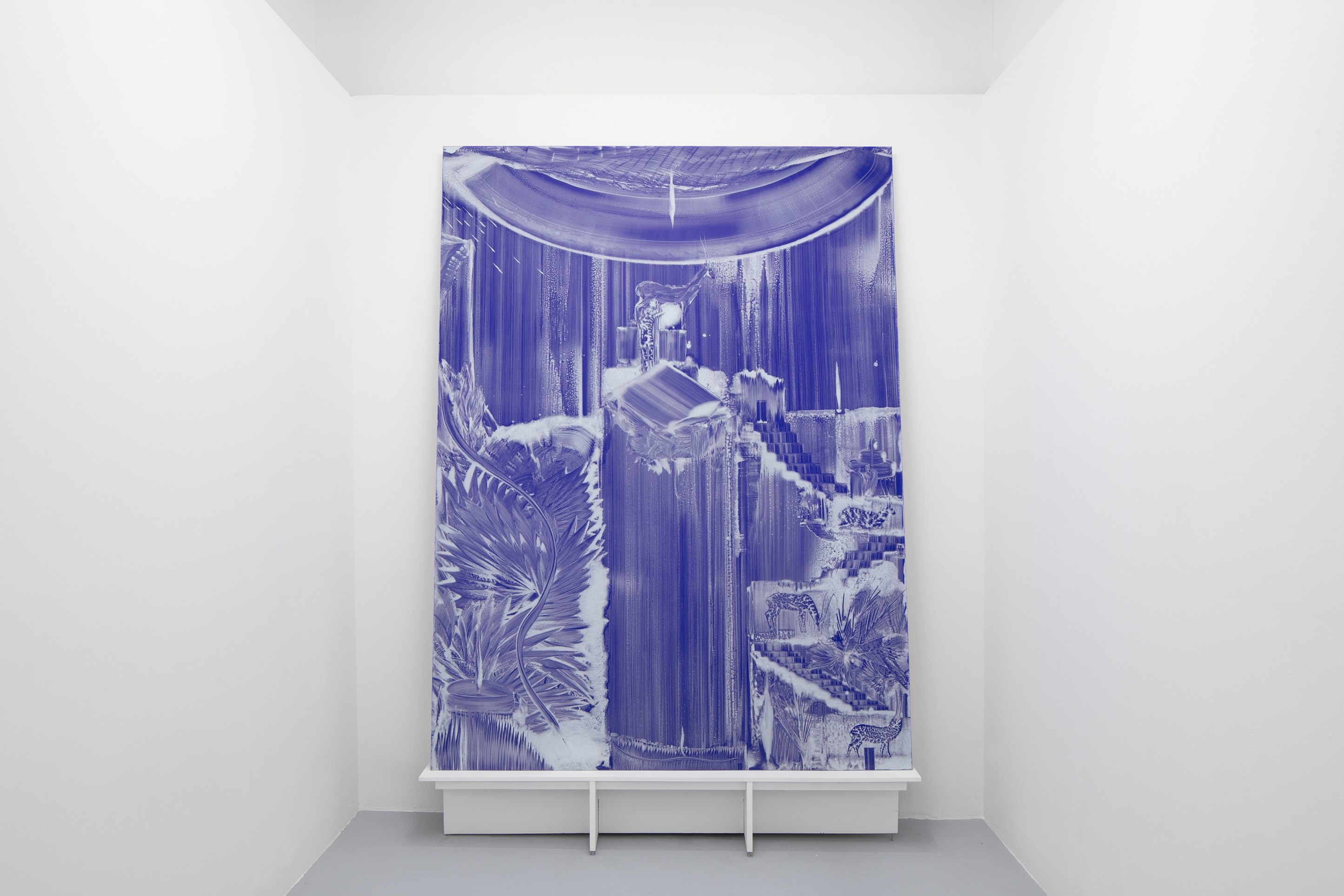 César Rangel, Señora Lapislázuli 2, 2025, agua, baba de nopal y lija sobre plexiglas azul, 247 x 185 cm. Cortesía del artista y Galería Karen Huber. Fotografía: Ramiro Chaves
