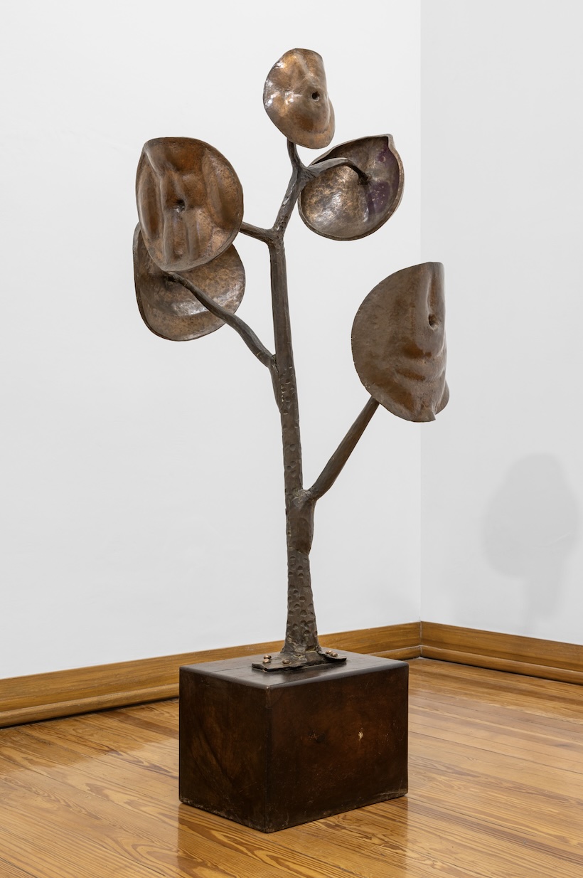Ana Pellicer, Árbol de la Vida, 1970, Cobre forjado y martillado, madera, 49 x 70 x 70 cm. Foto: GLR Studio. Cortesía de MASA