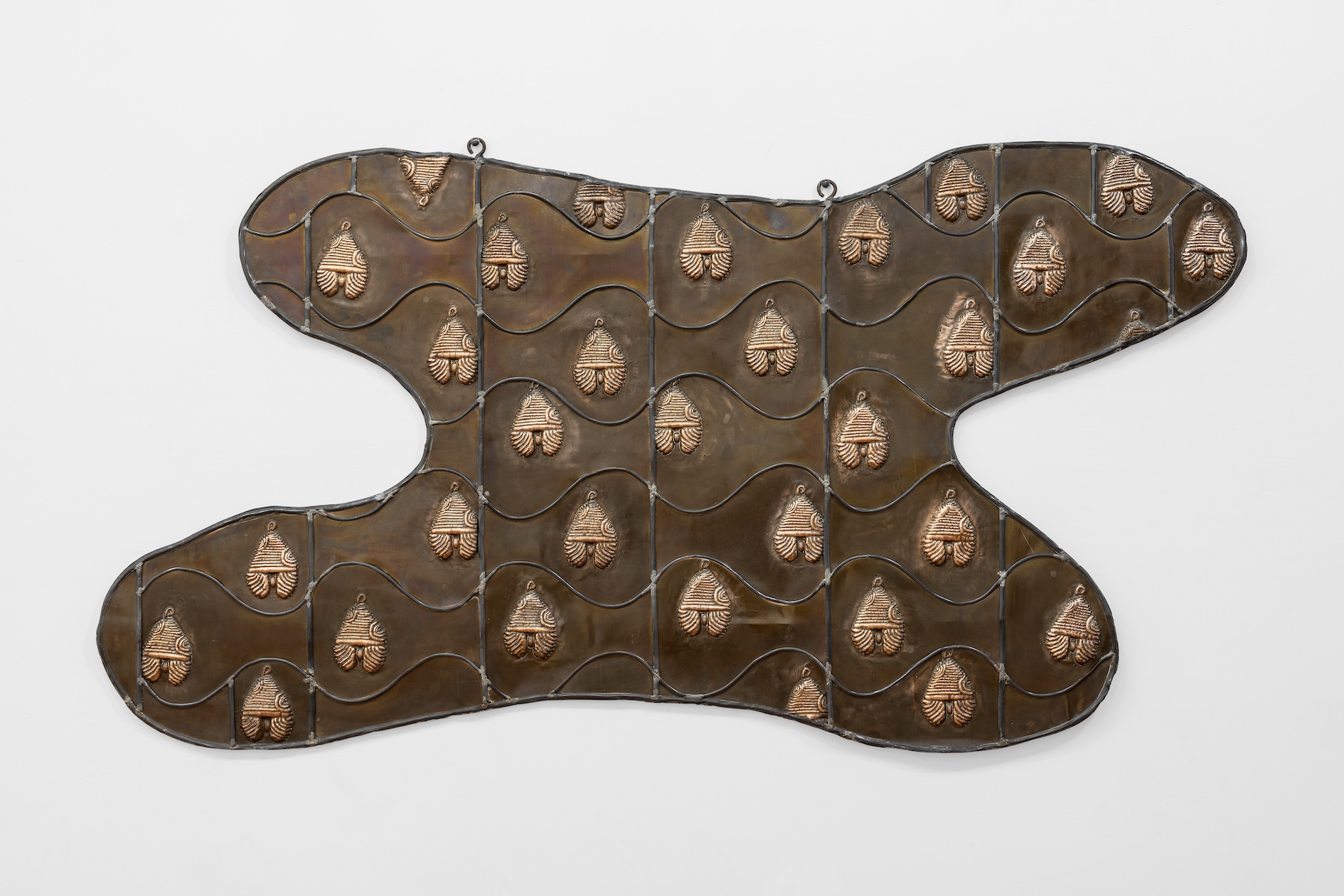 Ana Pellicer, Lluvia Purépecha, 1995, Cobre y plomo repujados, 125 x 396 cm. Foto: GLR Studio. Cortesía de MASA