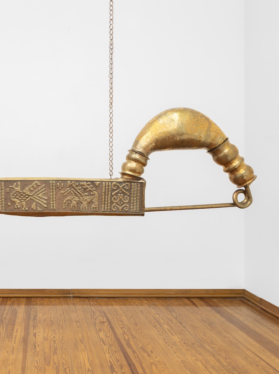 Ana Pellicer, Etruscan Pin (detalle), 1981, Latón martillado, repujado y granulado, 115 x 464 x 30 cm. Foto: GLR Studio. Cortesía de MASA