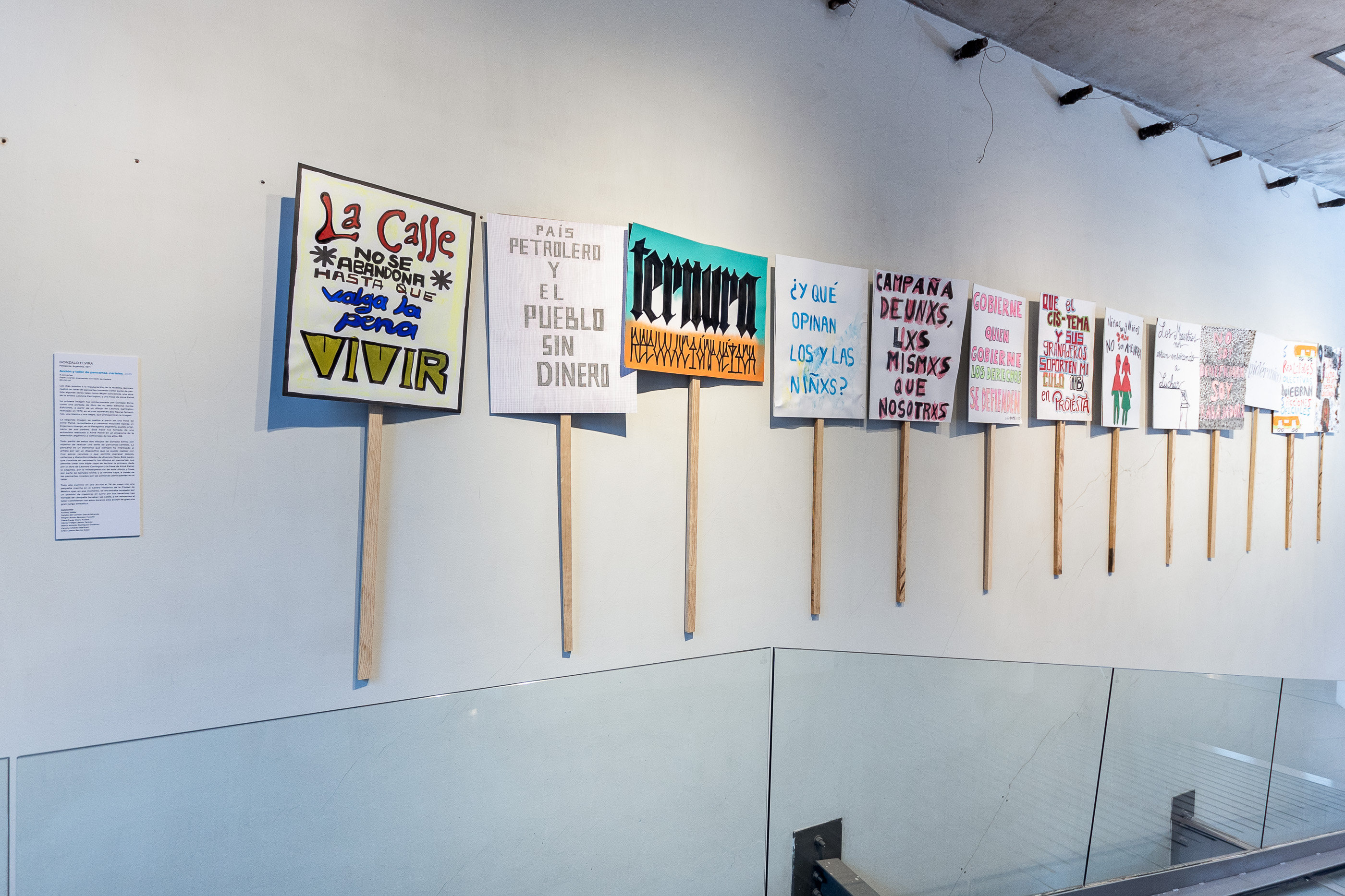 Gonzalo Elvira, resultado del taller de acción y pancartas, Ficciones. Narratividad en el arte contemporáneo. Cortesía del Centro Cultural de España en México. Foto: Marco Lara.
