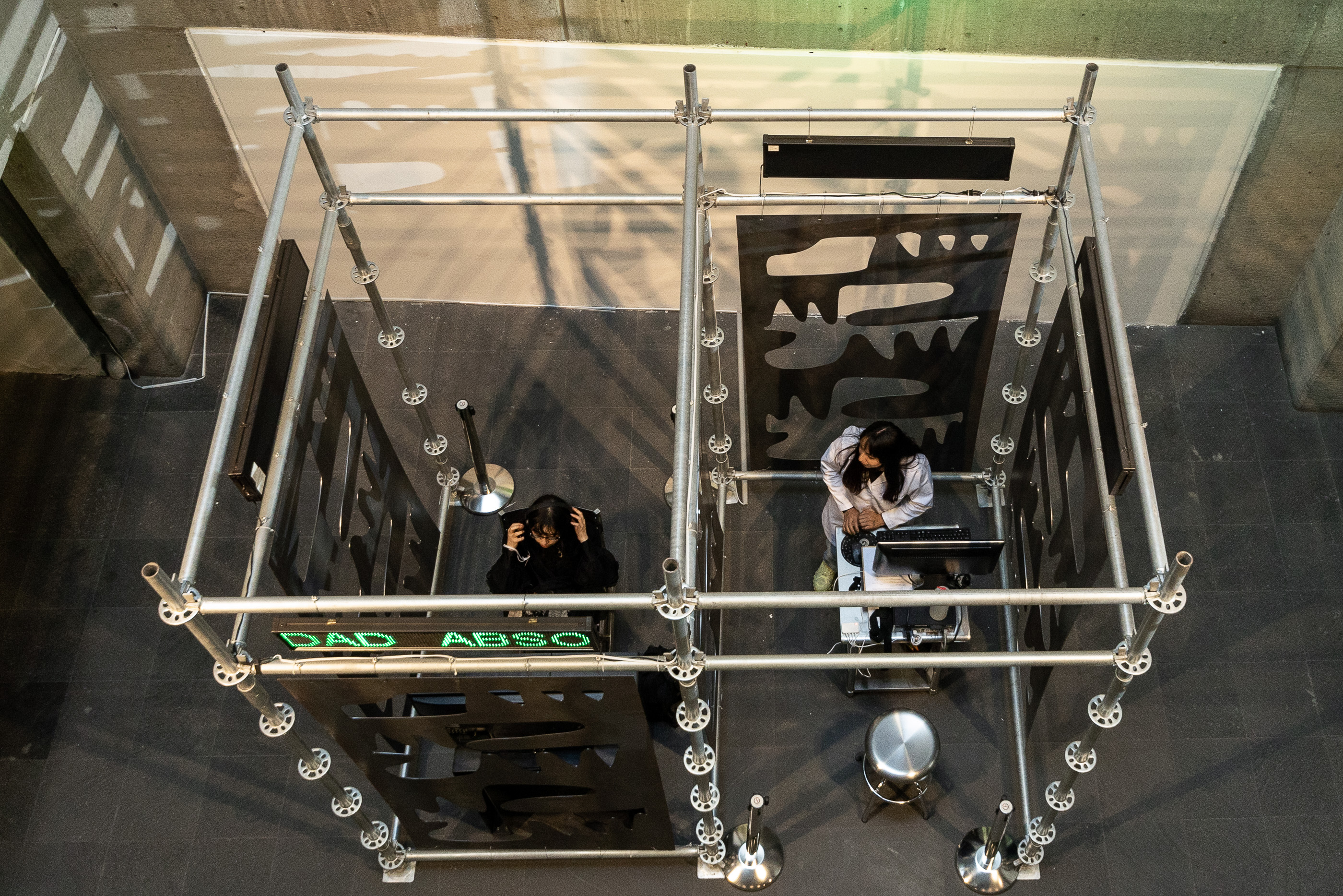 Andy Medina, Ninguna verdad absoluta sobre la facultad humana, 2024, Ficciones. Narratividad en el arte contemporáneo. Vista de la exposición. Cortesía del Centro Cultural de España en México. Foto: Marco Lara.