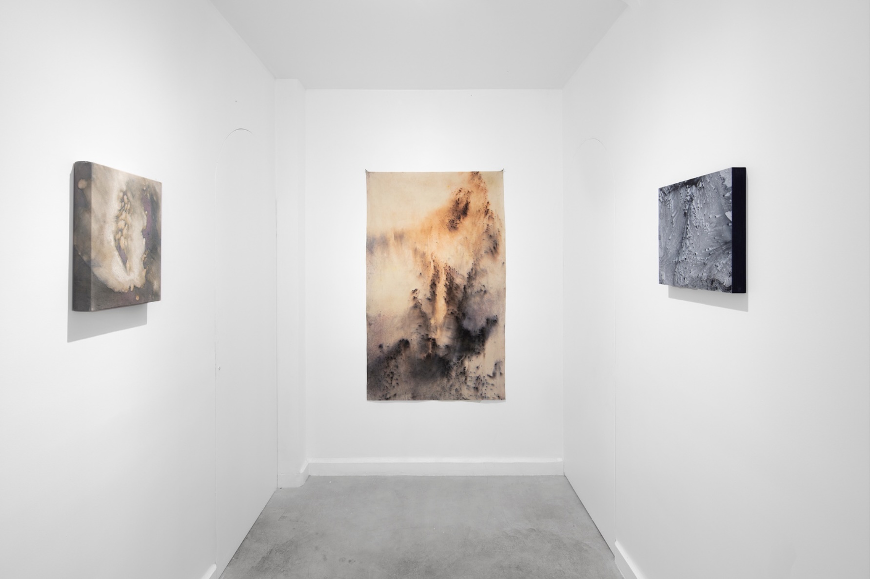 Meryl Yana & Andrea Bores, La pintura como medio: una alquimia de imagen y materia, Ambar Quijano, 2025. Cortesía de las artistas y de la galería.