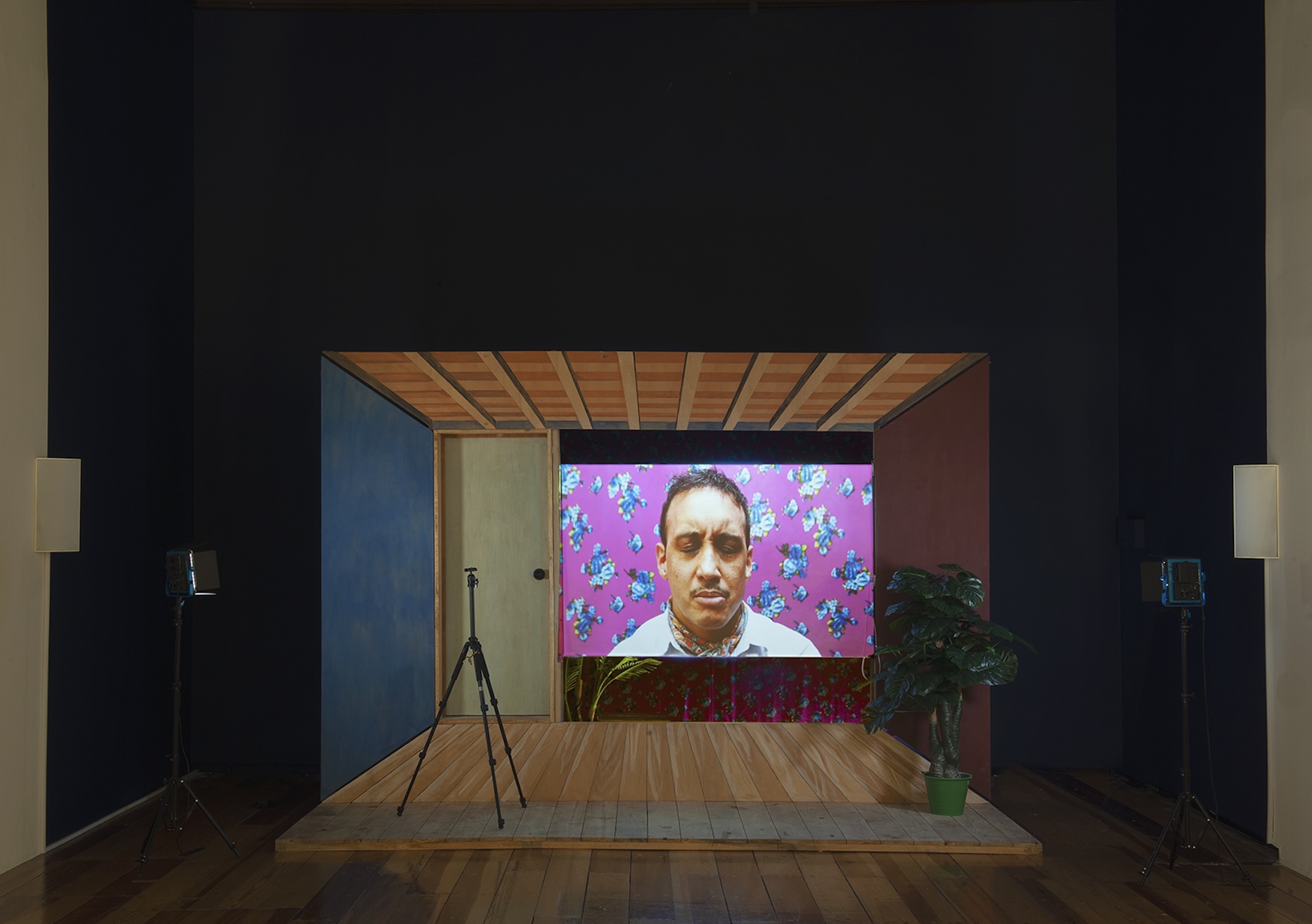 Lagartijas Tiradas al Sol, "¿A dónde se va la luz cuando se apaga?", en la exposición “Columna Rota”, Museo de la Ciudad de México. Foto: José Ignacio González Man.