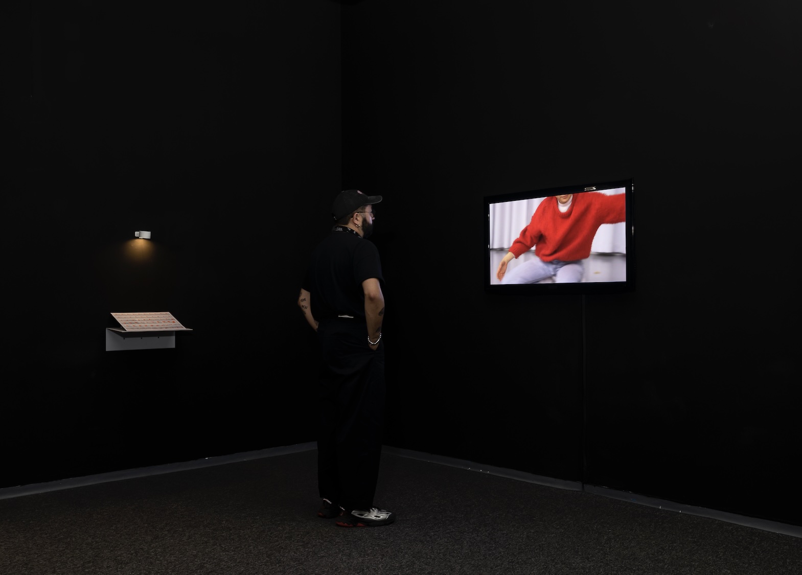 Michelle Sáenz Burrola, Ensayo sobre mapas, Video essay, video installation view and risograph print, presented as part of the exhibition, "Dibújame un mapa de lo que no verás", Casa del Lago UNAM, Photograph: Ruben Garay, 2024.