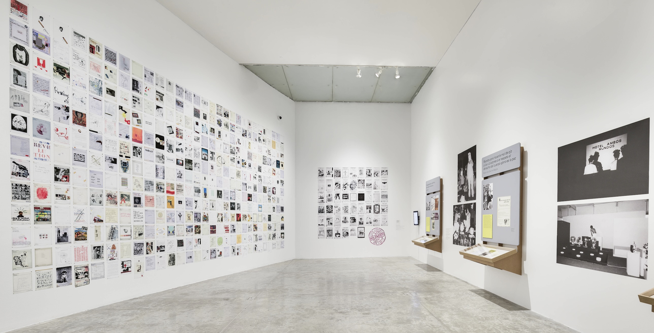 Los grupos y otras revueltas artísticas. Redes y colectividades en México, 1976-1985. Museo Universitario Arte Contemporáneo (MUAC/UNAM), 2026. Photograph by Oliver Santana.